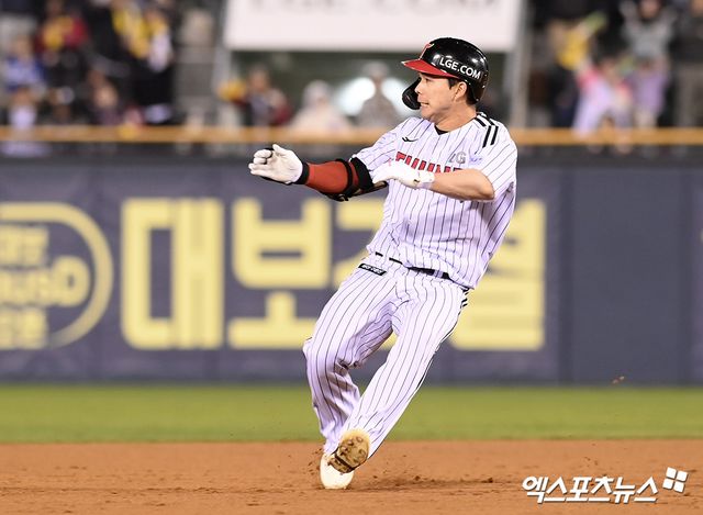 ​LG 트윈스 문성주가 15일 서울 잠실야구장에서 열린 삼성 라이온즈와의 홈경기에서 주루하고 있다. 엑스포츠뉴스 잠실, 고아라 기자