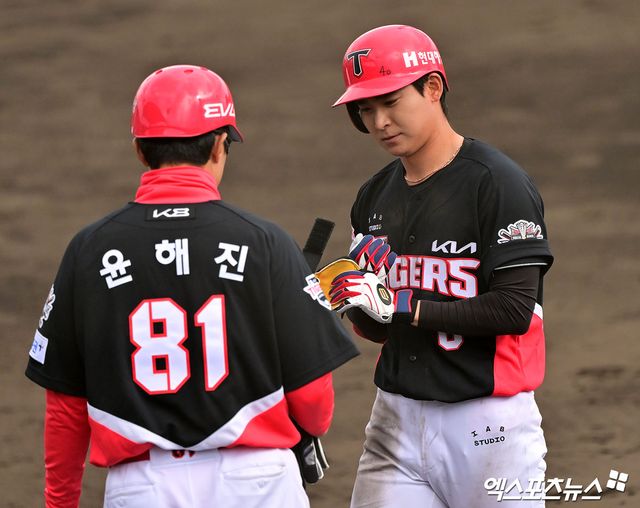 22일 오후 일본 오키나와 코자 신킨 스타디움에서 열린 KIA 타이거즈와 히로시마 도요카프의 연습경기, 9회초 무사 1루 KIA 홍종표가 중전안타를 날린 후 귀루하고 있다. 엑스포츠뉴스 DB