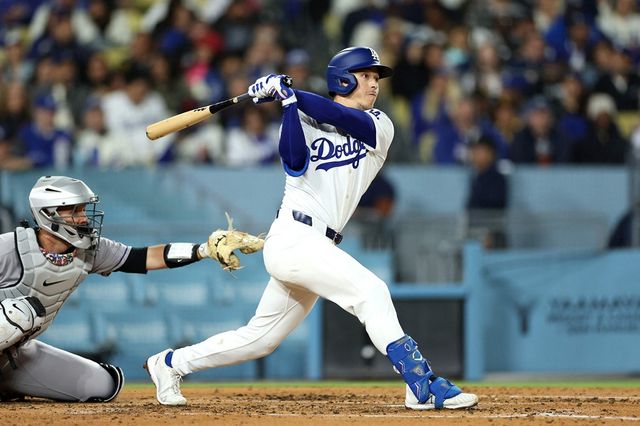 미국 메이저리그 LA 다저스의 토미 에드먼이 16일 미국 캘리포니아주 로스앤젤레스의 다저스타디움에서 열린 2025 메이저리그 콜로라도 로키스와의 홈 경기에서 5타수 4안타 1득점을 기록하고 팀의 2연승을 이끌었다. 사진 연합뉴스