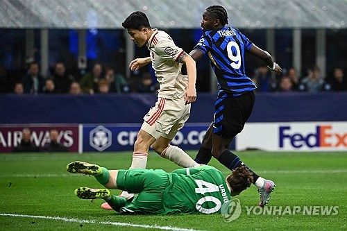 뱅상 콤파니 감독이 이끄는 바이에른 뮌헨이 17일(한국시간) 이탈리아 밀라노에 있는 산시로에서 열린 인터 밀란과의 2024-2025시즌 유럽축구연맹(UEFA) 챔피언스리그 8강 2차전에서 2-2 무승부를 기록했다.&nbsp; 1차전에서 1-2로 패했던 뮌헨은 원정 경기에서 이기지 못하며 합계 스코어 3-4로 인터 밀란에 패해 8강에서 탈락했다. 인터 밀란은 극적으로 4강에 가면서 바르셀로나를 만나게 됐다.&nbsp;연합뉴스