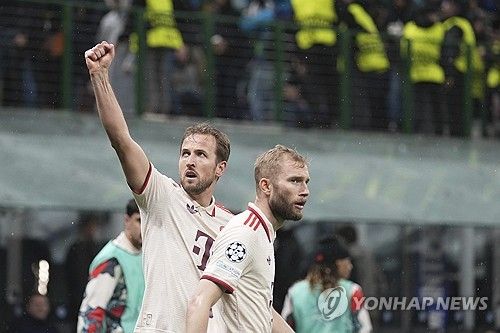 뱅상 콤파니 감독이 이끄는 바이에른 뮌헨이 17일(한국시간) 이탈리아 밀라노에 있는 산시로에서 열린 인터 밀란과의 2024-2025시즌 유럽축구연맹(UEFA) 챔피언스리그 8강 2차전에서 2-2 무승부를 기록했다.&nbsp; 1차전에서 1-2로 패했던 뮌헨은 원정 경기에서 이기지 못하며 합계 스코어 3-4로 인터 밀란에 패해 8강에서 탈락했다. 인터 밀란은 극적으로 4강에 가면서 바르셀로나를 만나게 됐다.&nbsp;연합뉴스