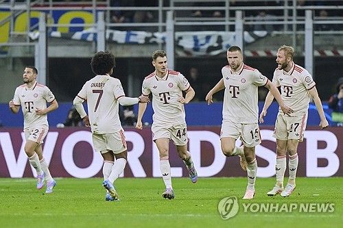 뱅상 콤파니 감독이 이끄는 바이에른 뮌헨이 17일(한국시간) 이탈리아 밀라노에 있는 산시로에서 열린 인터 밀란과의 2024-2025시즌 유럽축구연맹(UEFA) 챔피언스리그 8강 2차전에서 2-2 무승부를 기록했다.&nbsp; 1차전에서 1-2로 패했던 뮌헨은 원정 경기에서 이기지 못하며 합계 스코어 3-4로 인터 밀란에 패해 8강에서 탈락했다. 인터 밀란은 극적으로 4강에 가면서 바르셀로나를 만나게 됐다.&nbsp;연합뉴스