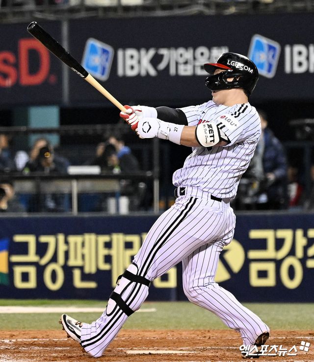 LG 트윈스 박동원이 16일 서울 잠실야구장에서 열린 삼성 라이온즈와의 경기에서 홈런을 치고 있다. 엑스포츠뉴스 잠실, 김한준 기자