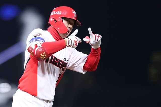 15일 오후 광주-KIA챔피언스필드에서 열린 '2025 신한 SOL Bank KBO리그' KT 위즈와 KIA 타이거즈의 경기, KIA가 KT를 1:0으로 제압하고 2연승을 달렸다. 최원준은 7회말 무사에서 솔로포를 날리며 결승타의 주인공이 됐다. KIA 타이거즈