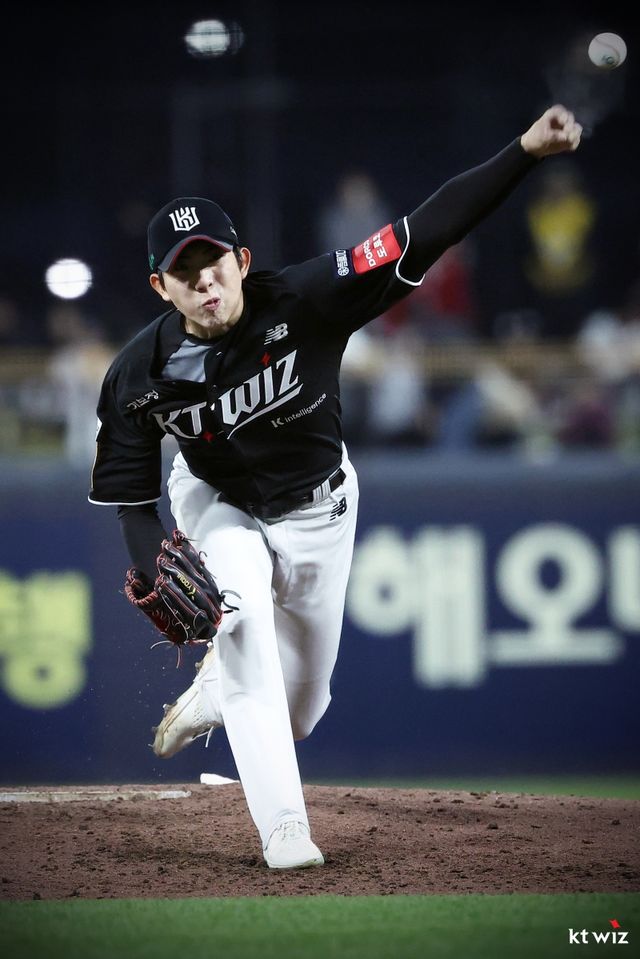16일 오후 광주-KIA챔피언스필드에서 열린 '2025 신한 SOL Bank KBO리그' KT 위즈와 KIA 타이거즈의 경기, KT가 3:0으로 승리하면서 전날 패배를 설욕했다. 선발 오원석은 6이닝 1피안타 3사사구 6탈삼진 무실점으로 시즌 2승째를 올렸다. KT 위즈