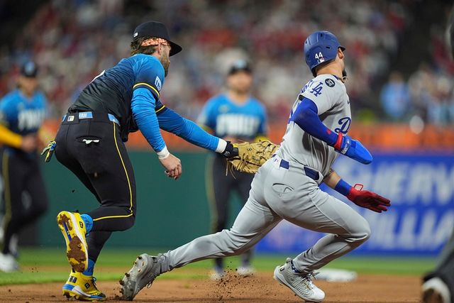 다저스 외야수 파헤스(사진, 오른쪽)는 공수에서 불안한 경기력을 선보이며 김혜성과 자리를 바꿀 후보로 꼽히고 있다. 로버츠 감독은 그에게 100타석을 더 부여할 예정이다. 연합뉴스 AP