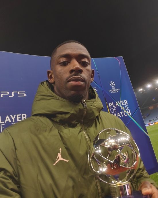 PSG가 16일(한국시간) 영국 버밍엄에 있는 빌라파크에서 열린 애스턴 빌라와의 2024-2025시즌 유럽축구연맹(UEFA) 챔피언스리그 8강 2차전에서 2-3으로 패했다.&nbsp;하지만 뎀벨레는 스스로 만족하지 않는 듯 상을 받지 않으려 했다. 카메라가 따라서 그를 잡는 상황에 관계자가 POTM 트로피를 주려고 했지만, 뎀벨레는 짜증 난 듯 표정이 구겨지면서 상을 받기를 거부했다. UEFA