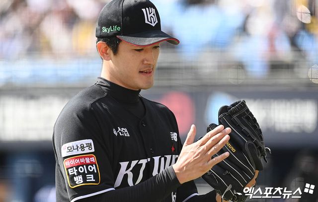 5일 오후 서울 송파구 잠실야구장에서 열린 '2024 신한 SOL Bank KBO 포스트시즌' KT 위즈와 LG 트윈스의 준플레이오프 1차전 경기, 1회말 종료 후 KT 선발투수 고영표가 더그아웃으로 향하고 있다. 엑스포츠뉴스 DB