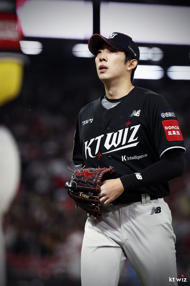 16일 오후 광주-KIA챔피언스필드에서 열린 '2025 신한 SOL Bank KBO리그' KT 위즈와 KIA 타이거즈의 경기, KT가 3:0으로 승리하면서 전날 패배를 설욕했다. 선발 오원석은 6이닝 1피안타 3사사구 6탈삼진 무실점으로 시즌 2승째를 올렸다. KT 위즈