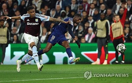 PSG가 16일(한국시간) 영국 버밍엄에 있는 빌라파크에서 열린 애스턴 빌라와의 2024-2025시즌 유럽축구연맹(UEFA) 챔피언스리그 8강 2차전에서 2-3으로 패했다.&nbsp;하지만 뎀벨레는 스스로 만족하지 않는 듯 상을 받지 않으려 했다. 카메라가 따라서 그를 잡는 상황에 관계자가 POTM 트로피를 주려고 했지만, 뎀벨레는 짜증 난 듯 표정이 구겨지면서 상을 받기를 거부했다. 연합뉴스