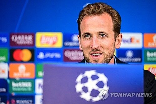 델레 알리가 16일(한국시간) 자신의 인스타그램을 통해 전 토트넘 홋스퍼 동료 해리 케인, 에릭 다이어와 함께 찍은 사진을 공개했다.&nbsp; 사진에서 케인과 다이어는 알리의 코모 유니폼을 들고 사진을 찍었다. 세 사람 모두 오랜만에 만나 밝은 미소로 포즈를 취했다.연합뉴스