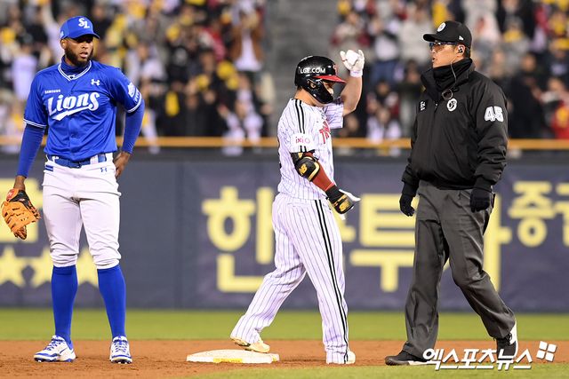 ​LG 트윈스 문성주가 15일 서울 잠실야구장에서 열린 삼성 라이온즈와의 홈경기에서 안타를 친 뒤 세리머니하고 있다. 엑스포츠뉴스 잠실, 고아라 기자