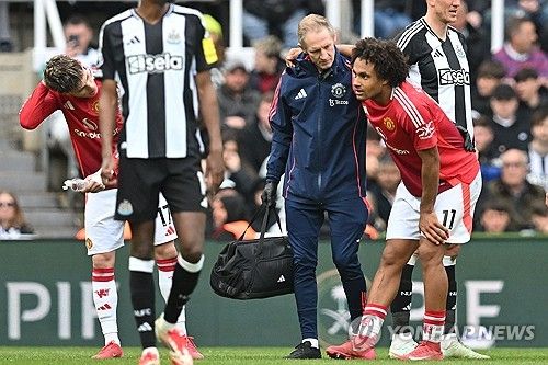 영국 BBC가 16일(한국시간) 맨유 공격수 지르크지가 햄스트링 부상으로 긴 시간 이탈해 시즌 아웃될 수 있다고 보도했다.&nbsp;연합뉴스