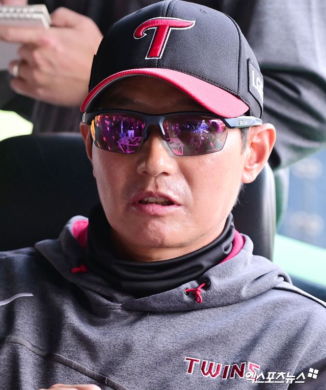 LG 트윈스 염경엽 감독이 16일 서울 잠실야구장에서 삼성 라이온즈와의 경기를 앞두고 인터뷰하고 있다. 엑스포츠뉴스 잠실, 김한준 기자