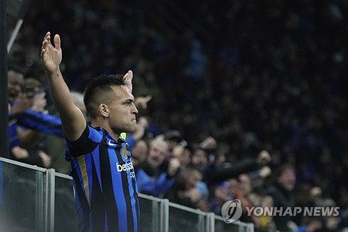 뱅상 콤파니 감독이 이끄는 바이에른 뮌헨이 17일(한국시간) 이탈리아 밀라노에 있는 산시로에서 열린 인터 밀란과의 2024-2025시즌 유럽축구연맹(UEFA) 챔피언스리그 8강 2차전에서 2-2 무승부를 기록했다.&nbsp; 1차전에서 1-2로 패했던 뮌헨은 원정 경기에서 이기지 못하며 합계 스코어 3-4로 인터 밀란에 패해 8강에서 탈락했다. 인터 밀란은 극적으로 4강에 가면서 바르셀로나를 만나게 됐다.&nbsp;연합뉴스