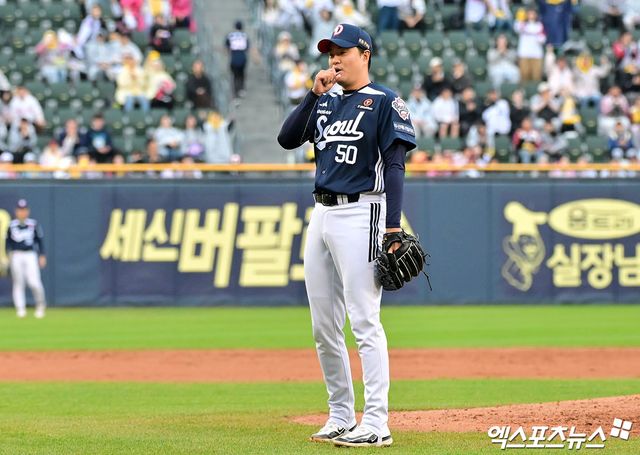 12일 오후 서울 송파구 잠실야구장에서 열린 '2025 신한 SOL Bank KBO리그' 두산 베어스와 LG 트윈스의 경기, 4회말 2사 만루 두산 이영하가 LG 송찬의에게 밀어내기 볼넷을 허용한 후 아쉬워하고 있다. 엑스포츠뉴스 DB