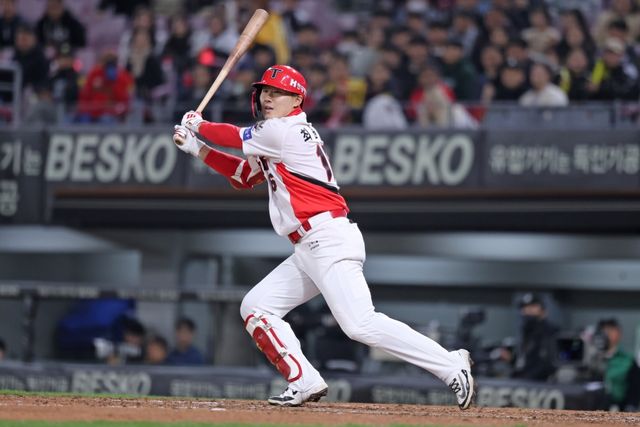 15일 오후 광주-KIA챔피언스필드에서 열린 '2025 신한 SOL Bank KBO리그' KT 위즈와 KIA 타이거즈의 경기, KIA가 KT를 1:0으로 제압하고 2연승을 달렸다. 최원준은 7회말 무사에서 솔로포를 날리며 결승타의 주인공이 됐다. KIA 타이거즈