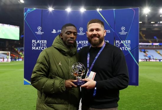 PSG가 16일(한국시간) 영국 버밍엄에 있는 빌라파크에서 열린 애스턴 빌라와의 2024-2025시즌 유럽축구연맹(UEFA) 챔피언스리그 8강 2차전에서 2-3으로 패했다.&nbsp;하지만 뎀벨레는 스스로 만족하지 않는 듯 상을 받지 않으려 했다. 카메라가 따라서 그를 잡는 상황에 관계자가 POTM 트로피를 주려고 했지만, 뎀벨레는 짜증 난 듯 표정이 구겨지면서 상을 받기를 거부했다. UEFA