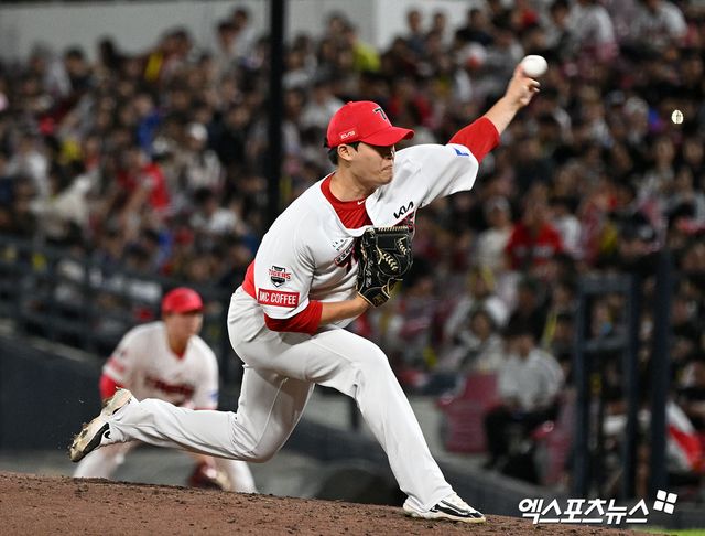 23일 오후 광주기아챔피언스필드에서 열린 '2024 신한 SOL Bank KBO리그' 삼성 라이온즈와 KIA 타이거즈의 경기, 6회초 KIA 최지민이 공을 힘차게 던지고 있다. 엑스포츠뉴스 DB