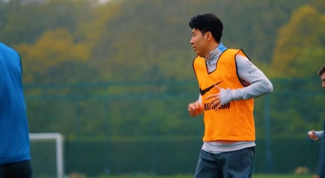 손흥민이 유로파리그 8강 2차전에 결장한다. 토트넘 사령탑인 안지 포스테코글루 감독은 17일 프랑크푸르트에서 열린 기자회견에서 '손흥민은 여기 오지 않았고, 동행하지 않은 유일한 선수'라며 '몇 주간 발 부상에서 낫기 위해 노력했는데 통증이 남아 있다. 손흥민을 제외하곤 모두가 좋다. 수비수 케빈 단소도 좋고 뛸 수 있다'고 했다. 토트넘은 18일 오전 4시 독일 아인트라흐트 프랑크푸르트와 2024-2025 UEFA 유로파리그 8강 2차전을 치른다. 토트넘 홋스퍼