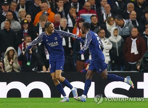 PSG가 16일(한국시간) 영국 버밍엄에 있는 빌라파크에서 열린 애스턴 빌라와의 2024-2025시즌 유럽축구연맹(UEFA) 챔피언스리그 8강 2차전에서 2-3으로 패했다.&nbsp;하지만 뎀벨레는 스스로 만족하지 않는 듯 상을 받지 않으려 했다. 카메라가 따라서 그를 잡는 상황에 관계자가 POTM 트로피를 주려고 했지만, 뎀벨레는 짜증 난 듯 표정이 구겨지면서 상을 받기를 거부했다. 연합뉴스