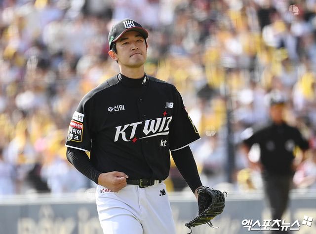 5일 오후 서울 송파구 잠실야구장에서 열린 '2024 신한 SOL Bank KBO 포스트시즌' KT 위즈와 LG 트윈스의 준플레이오프 1차전 경기, 1회말 종료 후 KT 선발투수 고영표가 더그아웃으로 향하고 있다. 엑스포츠뉴스 DB