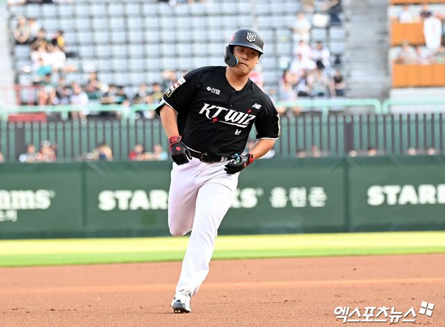 27일 오후 인천SSG랜더스필드에서 열린 '2024 신한 SOL Bank KBO리그' KT 위즈와 SSG 랜더스의 경기, 1회초 무사 1루 KT 강백호가 투런 홈런을 날린 후 그라운드를 돌고 있다. 엑스포츠뉴스 DB