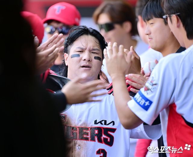 22일 오후 광주기아챔피언스필드에서 열린 '2025 신한 SOL Bank KBO리그' NC 다이노스와 KIA 타이거즈의 개막전 경기, 2회말 2사 1,2루 KIA 김선빈이 김태군의 1타점 적시타때 득점에 성공한 후 더그아웃에서 하이파이브를 하고 있다. 엑스포츠뉴스 DB