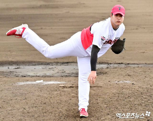 3일 오후 일본 오키나와 킨 구장에서 열린 KT 위즈와 KIA 타이거즈의 연습경기, 8회초 KIA 조상우가 공을 힘차게 던지고 있다. 엑스포츠뉴스 DB