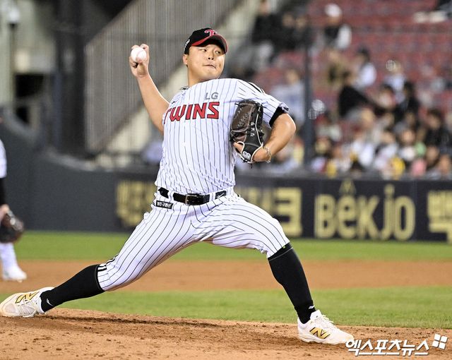 LG 트윈스 이지강이 16일 서울 잠실야구장에서 열린 삼성 라이온즈와의 경기에 구원 등판해 투구하고 있다. 엑스포츠뉴스 잠실, 김한준 기자