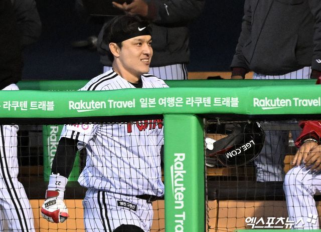 LG 트윈스 박동원이 16일 서울 잠실야구장에서 열린 삼성 라이온즈와의 경기에서 홈런을 친 뒤 더그아웃에서 미소 짓고 있다. 엑스포츠뉴스 잠실, 김한준 기자
