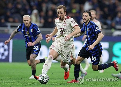뱅상 콤파니 감독이 이끄는 바이에른 뮌헨이 17일(한국시간) 이탈리아 밀라노에 있는 산시로에서 열린 인터 밀란과의 2024-2025시즌 유럽축구연맹(UEFA) 챔피언스리그 8강 2차전에서 2-2 무승부를 기록했다.&nbsp; 1차전에서 1-2로 패했던 뮌헨은 원정 경기에서 이기지 못하며 합계 스코어 3-4로 인터 밀란에 패해 8강에서 탈락했다. 인터 밀란은 극적으로 4강에 가면서 바르셀로나를 만나게 됐다.&nbsp;연합뉴스