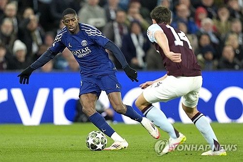PSG가 16일(한국시간) 영국 버밍엄에 있는 빌라파크에서 열린 애스턴 빌라와의 2024-2025시즌 유럽축구연맹(UEFA) 챔피언스리그 8강 2차전에서 2-3으로 패했다.&nbsp;하지만 뎀벨레는 스스로 만족하지 않는 듯 상을 받지 않으려 했다. 카메라가 따라서 그를 잡는 상황에 관계자가 POTM 트로피를 주려고 했지만, 뎀벨레는 짜증 난 듯 표정이 구겨지면서 상을 받기를 거부했다. 연합뉴스