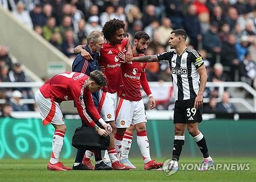 영국 BBC가 16일(한국시간) 맨유 공격수 지르크지가 햄스트링 부상으로 긴 시간 이탈해 시즌 아웃될 수 있다고 보도했다.&nbsp;연합뉴스