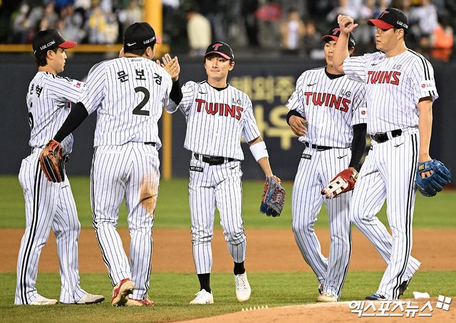LG 트윈스 선수들이 16일 서울 잠실야구장에서 열린 삼성 라이온즈와의 경기에서 승리한 뒤 세리머니하고 있다. 엑스포츠뉴스 잠실, 김한준 기자