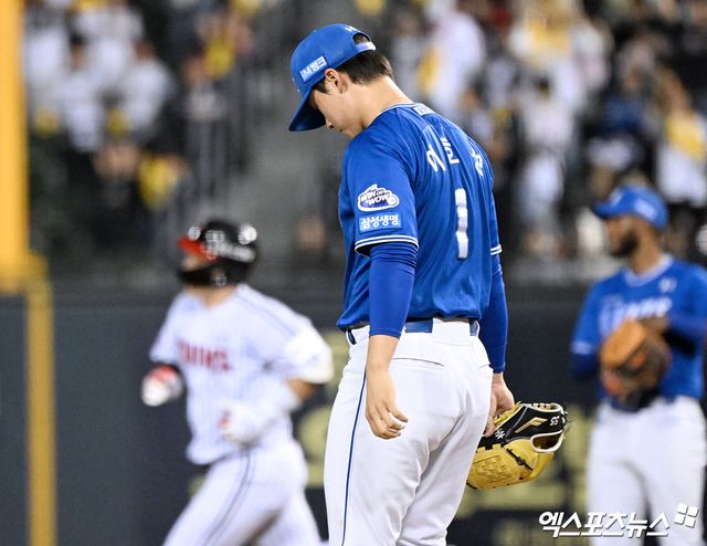 삼성 라이온즈 이호성이 16일 서울 잠실야구장에서 열린 LG 트윈스와의 경기에 구원 등판해 홈런을 맞은 뒤 아쉬워하고 있다. 엑스포츠뉴스 잠실, 김한준 기자