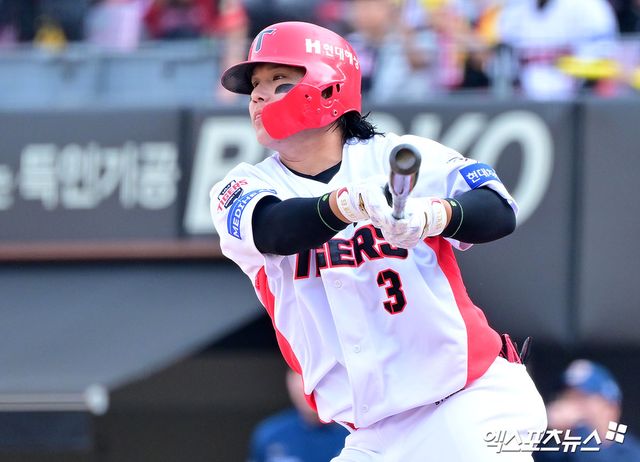 23일 오후 광주기아챔피언스필드에서 열린 '2025 신한 SOL Bank KBO리그' NC 다이노스와 KIA 타이거즈의 경기, 6회말 1사 2루 KIA 김선빈이 1타점 2루타를 날리고 있다. 엑스포츠뉴스 DB