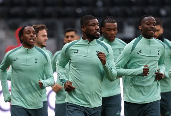 손흥민이 유로파리그 8강 2차전에 결장한다. 토트넘 사령탑인 안지 포스테코글루 감독은 17일 프랑크푸르트에서 열린 기자회견에서 '손흥민은 여기 오지 않았고, 동행하지 않은 유일한 선수'라며 '몇 주간 발 부상에서 낫기 위해 노력했는데 통증이 남아 있다. 손흥민을 제외하곤 모두가 좋다. 수비수 케빈 단소도 좋고 뛸 수 있다'고 했다. 토트넘은 18일 오전 4시 독일 아인트라흐트 프랑크푸르트와 2024-2025 UEFA 유로파리그 8강 2차전을 치른다. 연합뉴스