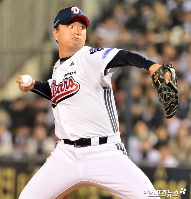 10일 오후 서울 송파구 잠실야구장에서 열린 '2025 신한 SOL Bank KBO리그' 한화 이글스와 두산 베어스의 경기, 6회초 2사 1루 두산 이영하가 공을 힘차게 던지고 있다. 엑스포츠뉴스 DB