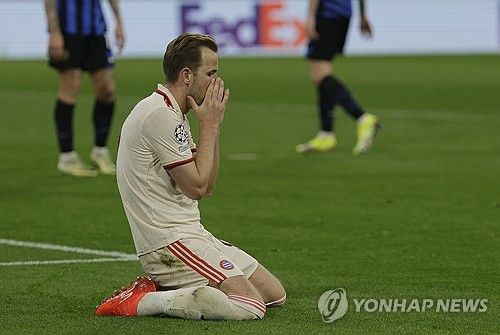 델레 알리가 16일(한국시간) 자신의 인스타그램을 통해 전 토트넘 홋스퍼 동료 해리 케인, 에릭 다이어와 함께 찍은 사진을 공개했다.&nbsp; 사진에서 케인과 다이어는 알리의 코모 유니폼을 들고 사진을 찍었다. 세 사람 모두 오랜만에 만나 밝은 미소로 포즈를 취했다.연합뉴스