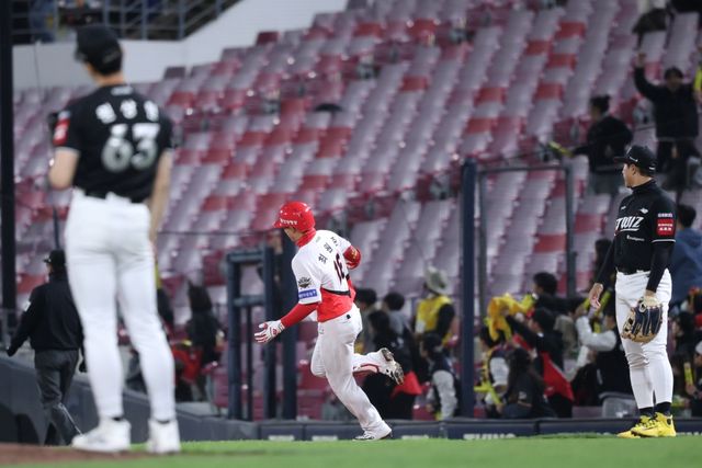 15일 오후 광주-KIA챔피언스필드에서 열린 '2025 신한 SOL Bank KBO리그' KT 위즈와 KIA 타이거즈의 경기, KIA가 KT를 1:0으로 제압하고 2연승을 달렸다. 최원준은 7회말 무사에서 솔로포를 날리며 결승타의 주인공이 됐다. KIA 타이거즈