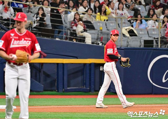 28일 오후 서울 구로구 고척스카이돔에서 열린 '2025 신한 SOL Bank KBO리그' SSG 랜더스와 키움 히어로즈의 경기, 5회초 무사 1루 SSG 박지환이 포구 실책을 한 후 아쉬워하고 있다. 엑스포츠뉴스DB