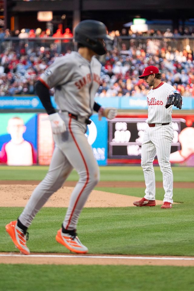 샌프란시스코 외야수 이정후는 17일(한국시간) 시티즌스 뱅크 파크에서 열린 '2025 메이저리그' 필라델피아 필리스전에서 3번타자 중견수로 선발 출전했다. 상대 에이스 놀라 상대 2루타를 포함해 멀티히트를 기록했다. 이날 2루타로 메이저리그 전체 2루타 1위 자리를 굳건히 지켰다. 연합뉴스 AP