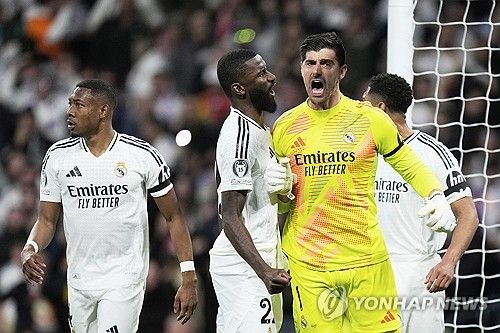 아스널이 17일(한국시간) 스페인 마드리드에 있는 베르나베우에서 열린 레알 마드리드와의 2024-2025시즌 유럽축구연맹(UEFA) 챔피언스리그 8강 2차전에서 2-1로 승리했다.&nbsp; 홈에서 열린 1차전에서 3-0으로 승리했던 아스널은 레알 원정에서도 승리하면서 준결승에 진출했다. 아스널의 준결승 진출은 16년 전인 지난 2008-2009시즌 이후 처음이다.&nbsp;연합뉴스