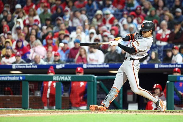 샌프란시스코 외야수 이정후는 17일(한국시간) 시티즌스 뱅크 파크에서 열린 '2025 메이저리그' 필라델피아 필리스전에서 3번타자 중견수로 선발 출전했다. 상대 에이스 놀라 상대 2루타를 포함해 멀티히트를 기록했다. 이날 2루타로 메이저리그 전체 2루타 1위 자리를 굳건히 지켰다. 연합뉴스 AFP