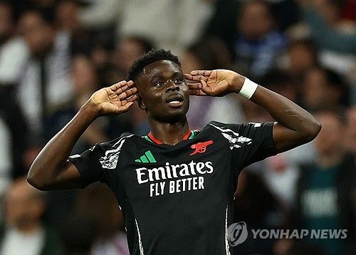 아스널이 17일(한국시간) 스페인 마드리드에 있는 베르나베우에서 열린 레알 마드리드와의 2024-2025시즌 유럽축구연맹(UEFA) 챔피언스리그 8강 2차전에서 2-1로 승리했다.&nbsp; 홈에서 열린 1차전에서 3-0으로 승리했던 아스널은 레알 원정에서도 승리하면서 준결승에 진출했다. 아스널의 준결승 진출은 16년 전인 지난 2008-2009시즌 이후 처음이다.&nbsp;연합뉴스