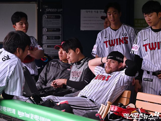 LG 트윈스 외국인 타자 오스틴 딘이 17일 잠실 삼성전에서 목 담 증세로 선발 라인업 제외가 결정됐다. 대타 출전도 어려울 전망이다. 엑스포츠뉴스 DB