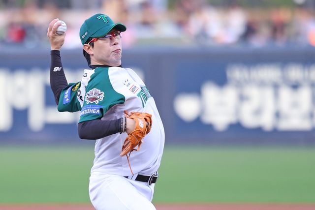 17일 오후 광주-KIA챔피언스필드에서 열린 '2025 신한 SOL Bank KBO리그' KT 위즈와 KIA 타이거즈의 경기, 1회초 KIA 선발 양현종이 공을 힘차게 던지고 있다. KIA 타이거즈