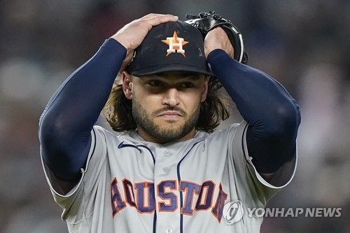 휴스턴 투수 맥컬러스 주니어는 세리머니 도중 동료의 샴페인 병에 맞아 오른쪽 팔꿈치를 다쳤다. 연합뉴스 AP