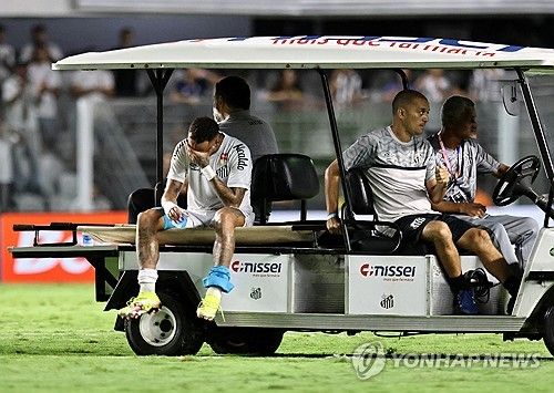 네이마르가 17일(한국시간) 브라질 산투스에 있는 에스타디우 우르바누 칼데이라에서 열린 아틀레치쿠 미네이루와의 2024-2025시즌 캄페오나투 브라질레이루 세리에A 4라운드 경기에 출장했다가 부상을 당했다.&nbsp;연합뉴스